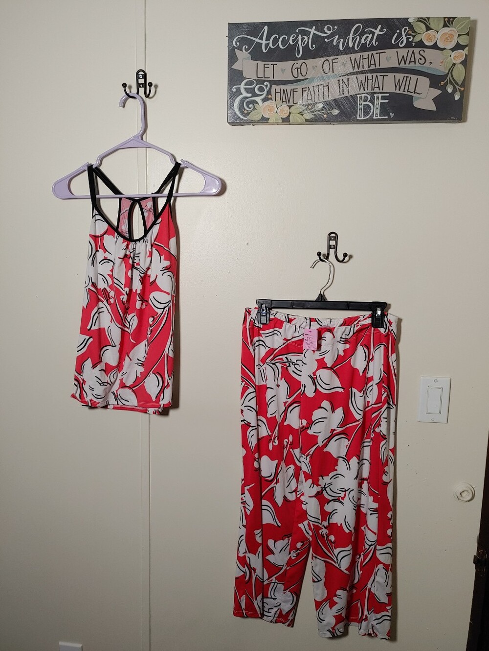 Secret Treasures Small 4-6 Gorgeous Coral/white/black Capri Pajama Set